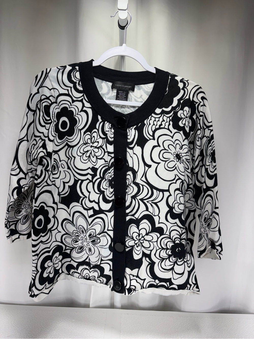 Cable & Gauge Black and White Floral Button-Front Top 4684